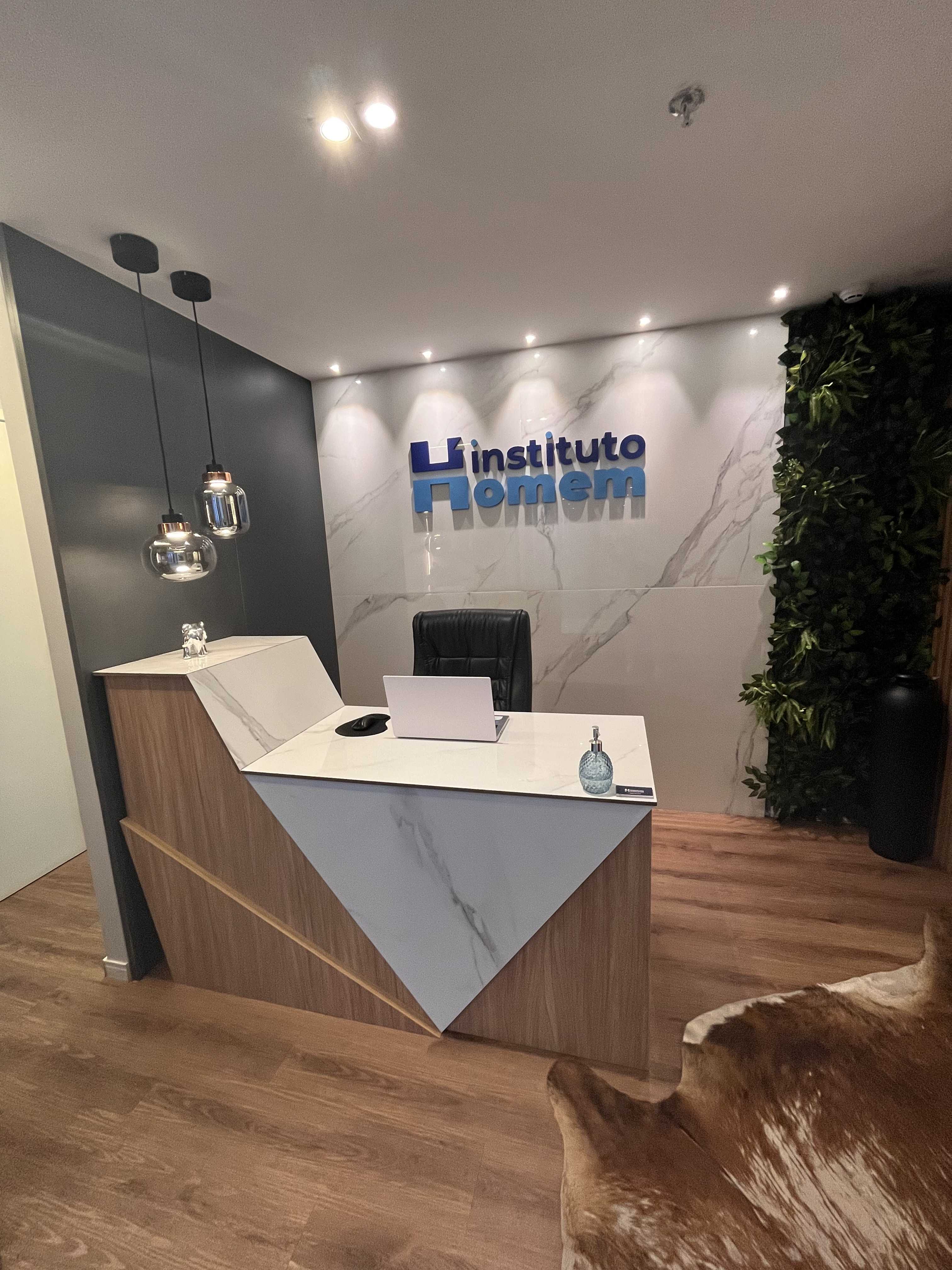 Recepção moderna do Instituto Homem Bauru
